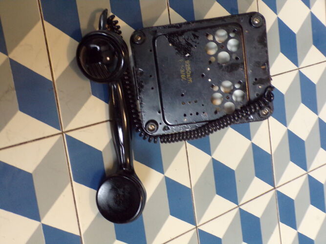 Ancien téléphone allemand en bakélite