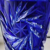 Vase en cristal de Bohème taillé. Col cranté. Étoiles sophistiquées, 26 cm
