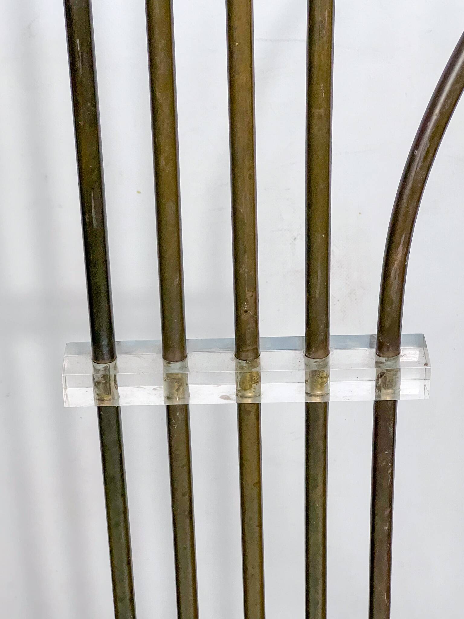 Goffredo Reggiani attributed. Floor lamp in brass and travertine. Italy 196