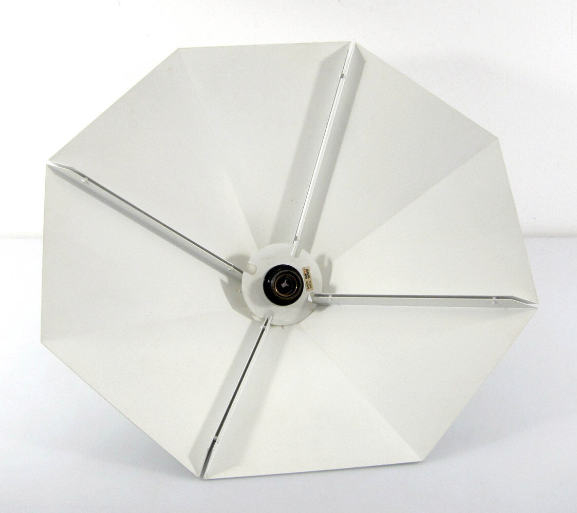 Minimalist and discreet metal sheet lamp from the 1970s.