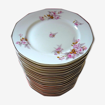 Suite de vingt-quatre assiettes de table dodécagonales en porcelaine