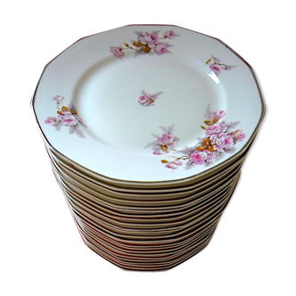 Suite de vingt-quatre assiettes de table dodécagonales en porcelaine