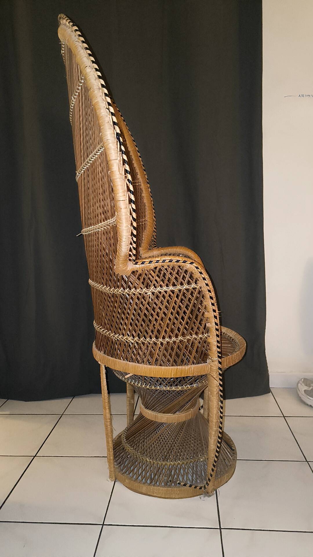 Vintage 1970s peacock chair - Philippine rattan