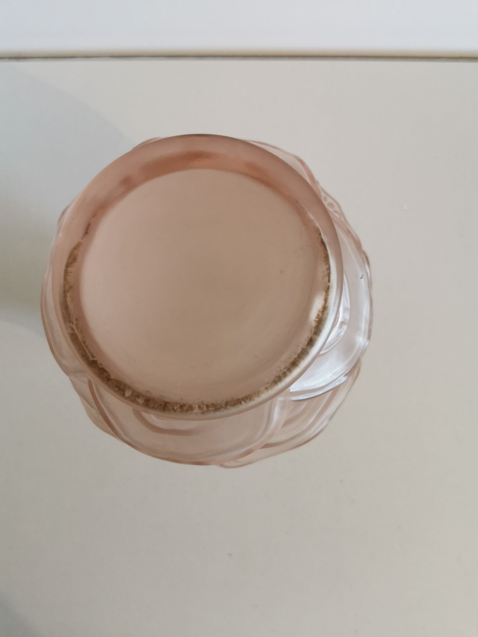 Vase boule art déco verre moulé rose