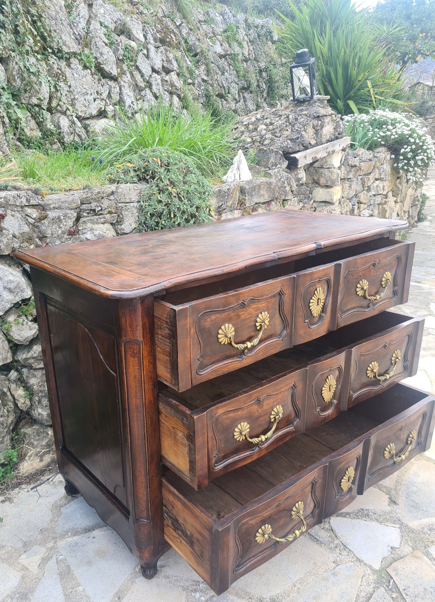 Commode arbalète en noyer époque 18ème siècle