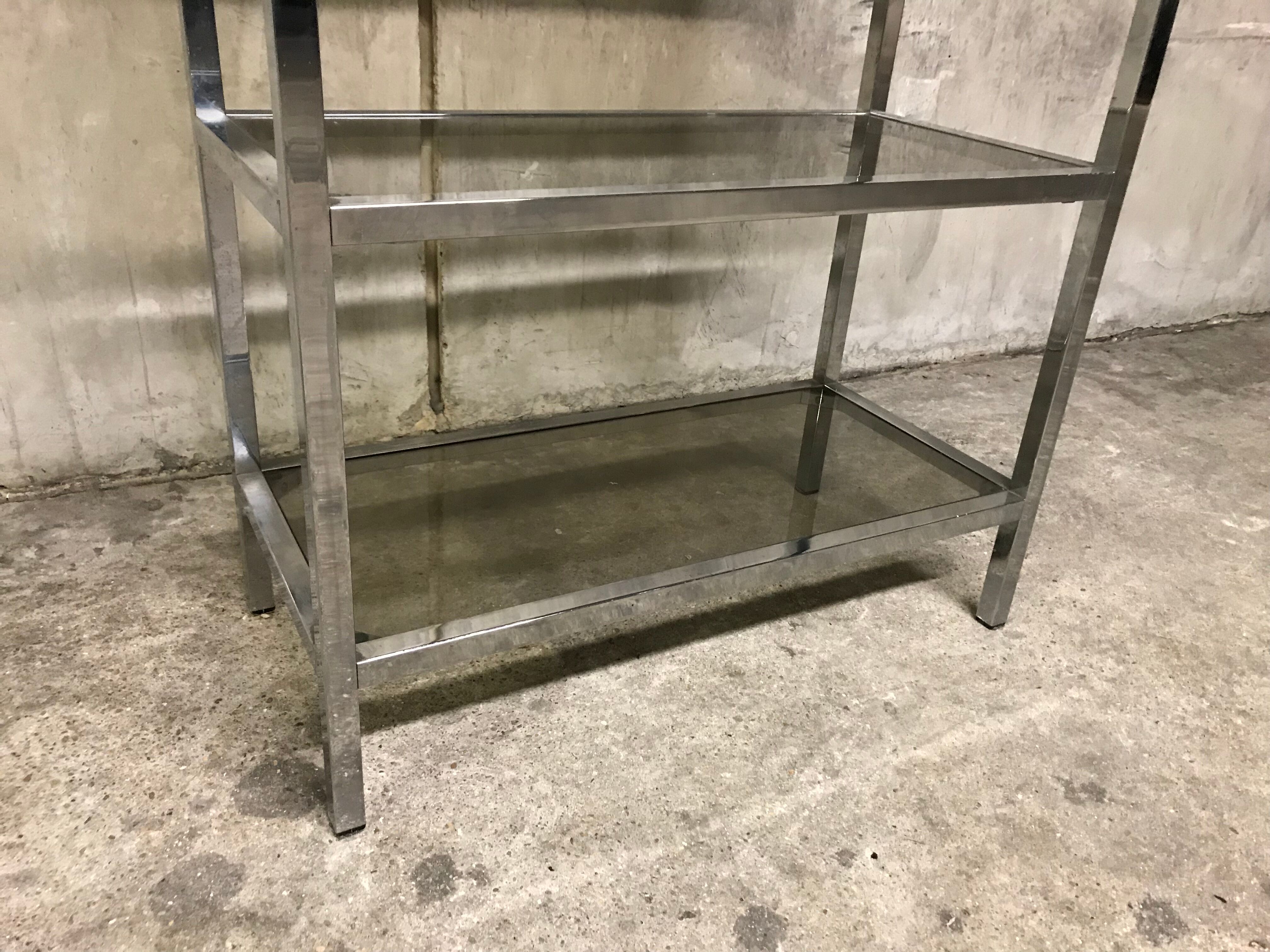 Design in metal chrome and smoked glass shelf