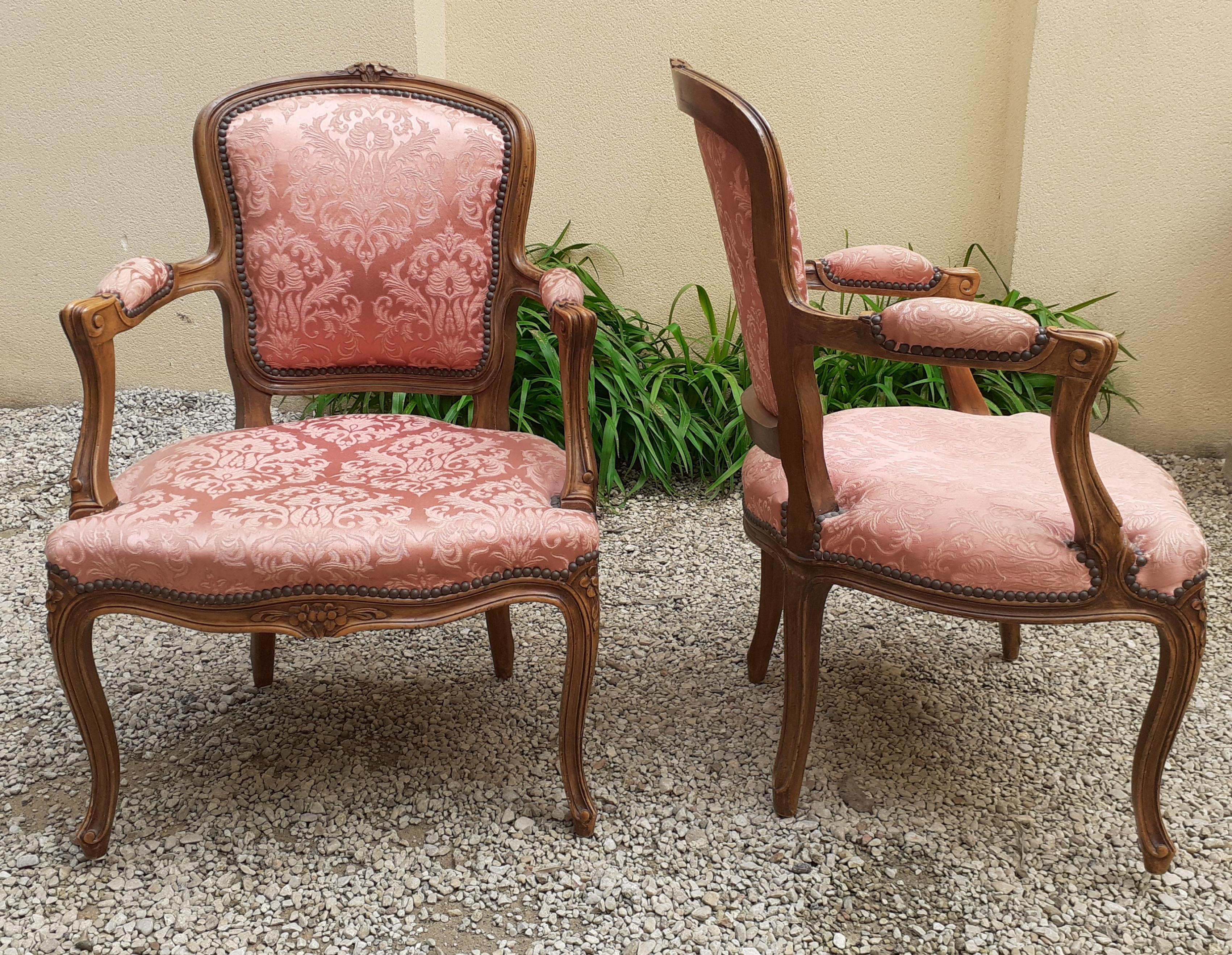 Paire de fauteuils cabriolet de style Louis XV