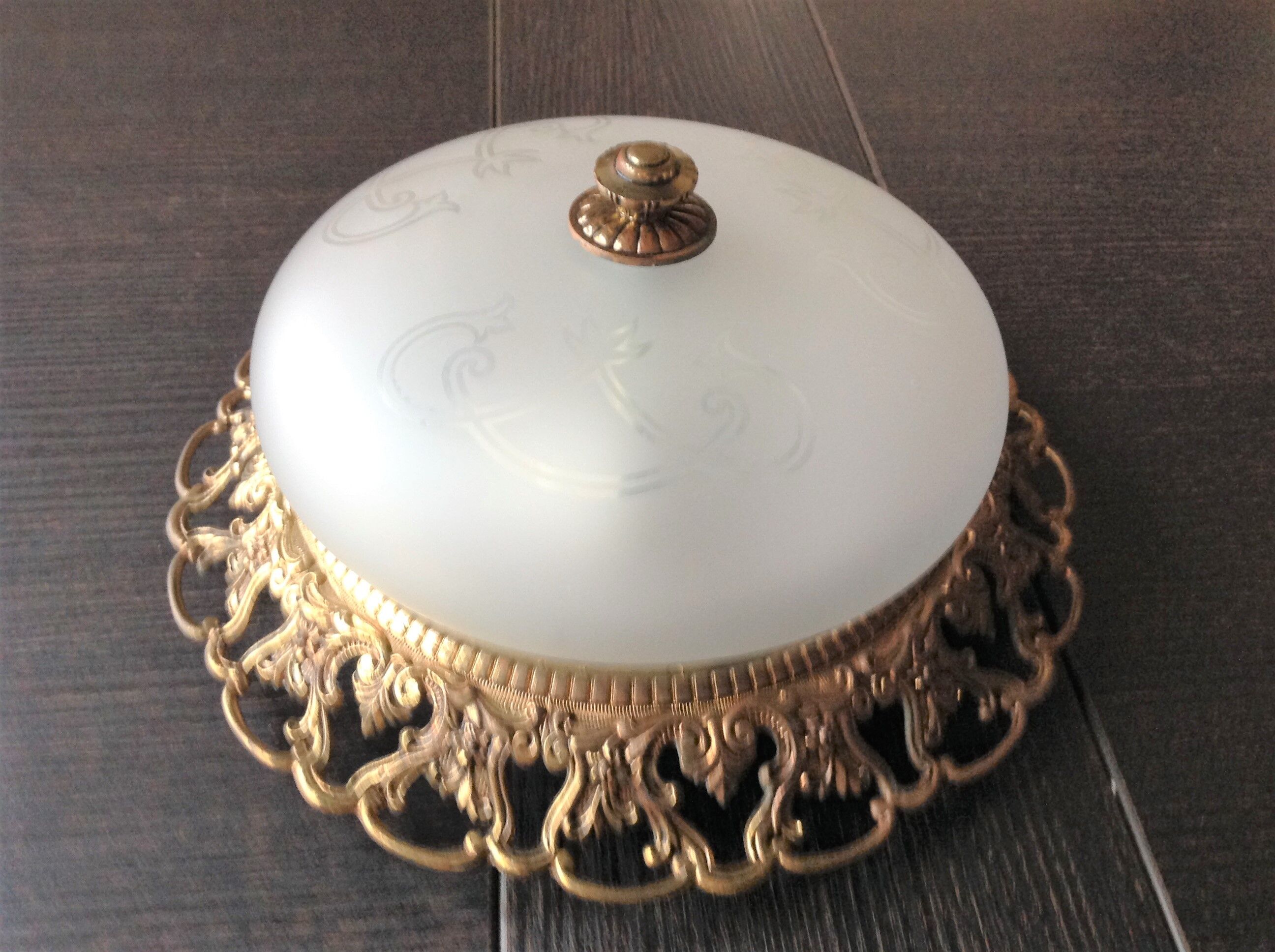 Round ceiling lamp in frosted glass art deco style