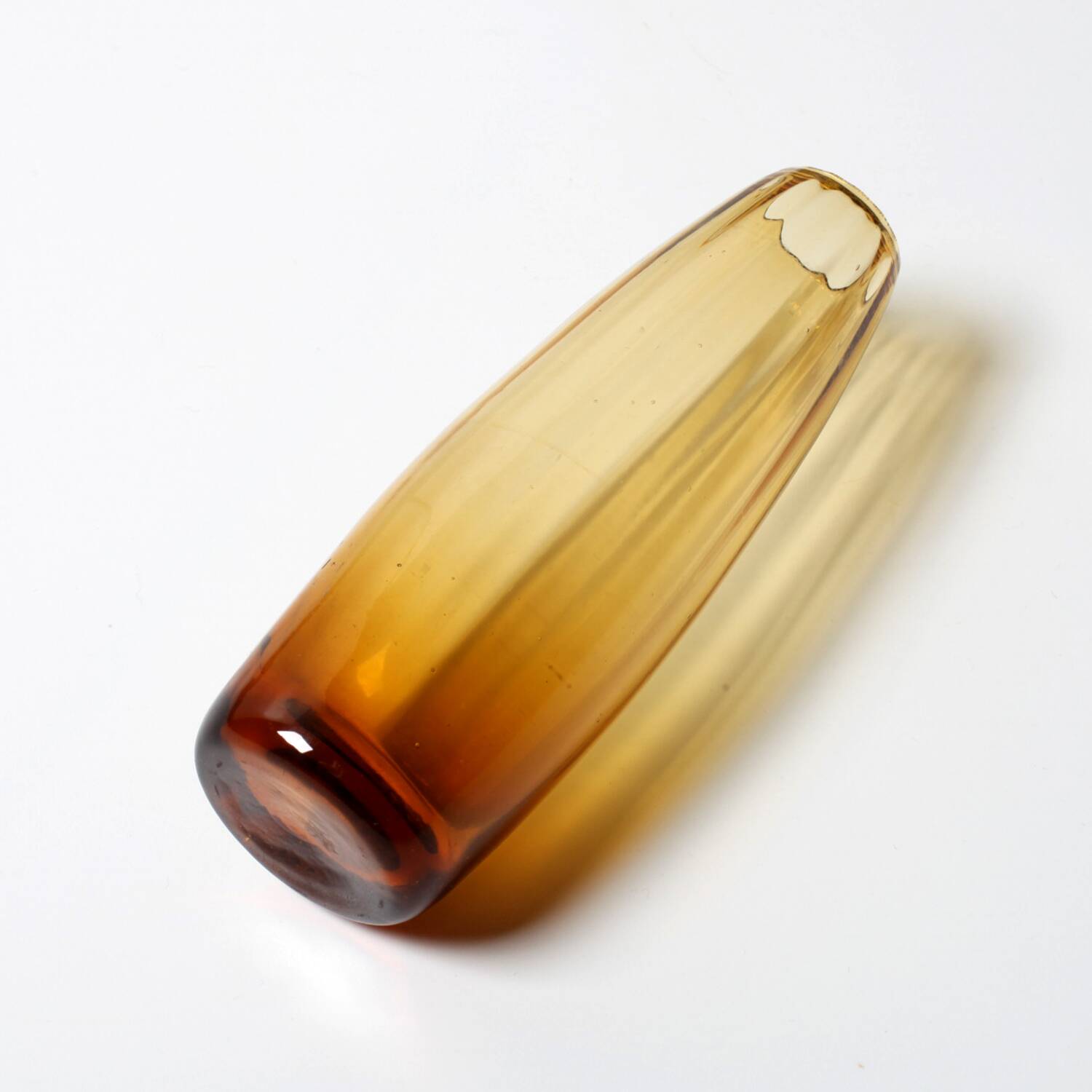 Petit vase en verre ambré miel du milieu du siècle / Suède / années 1970