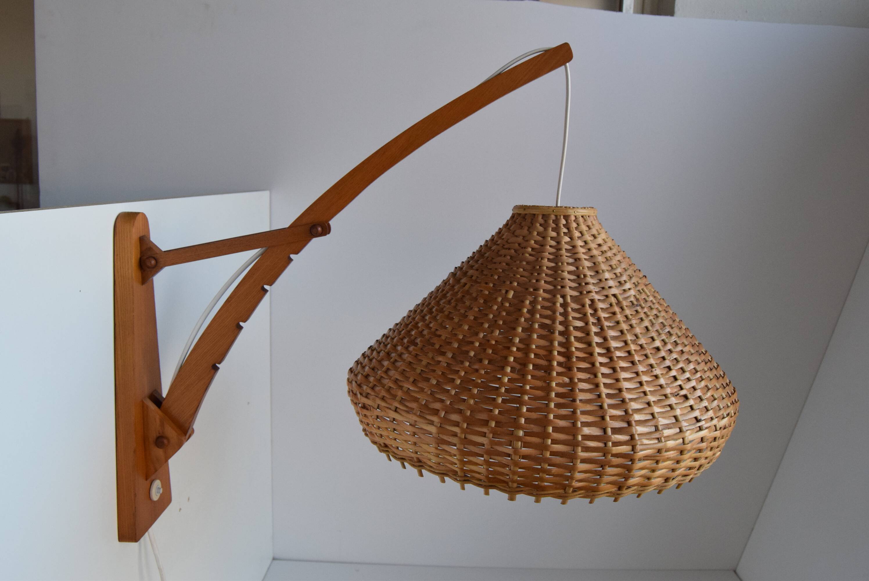 Adjustable wooden wall lamp 1960s by Pokrok Žilina, Czechoslovakia.
