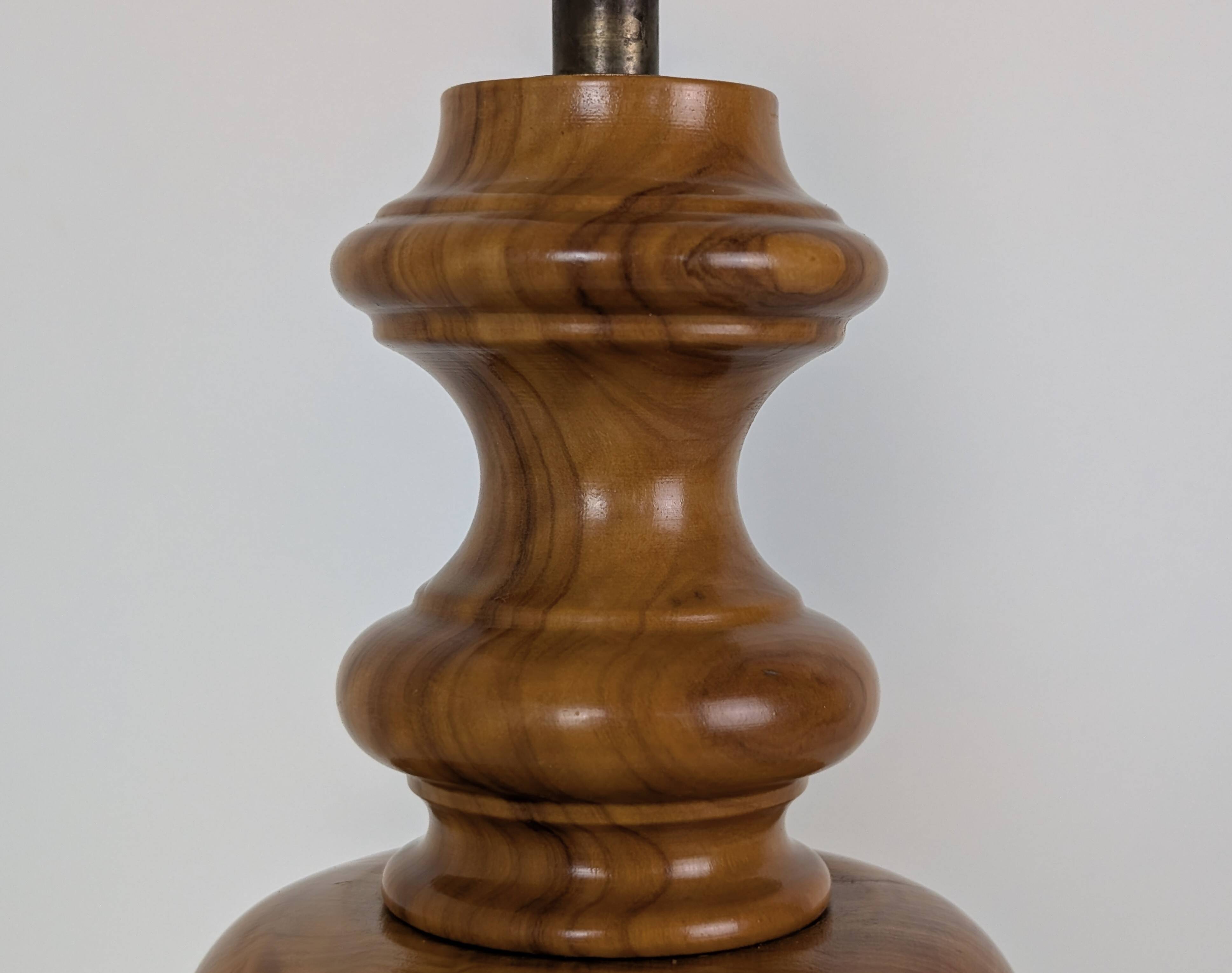 Lampe en bois tourné