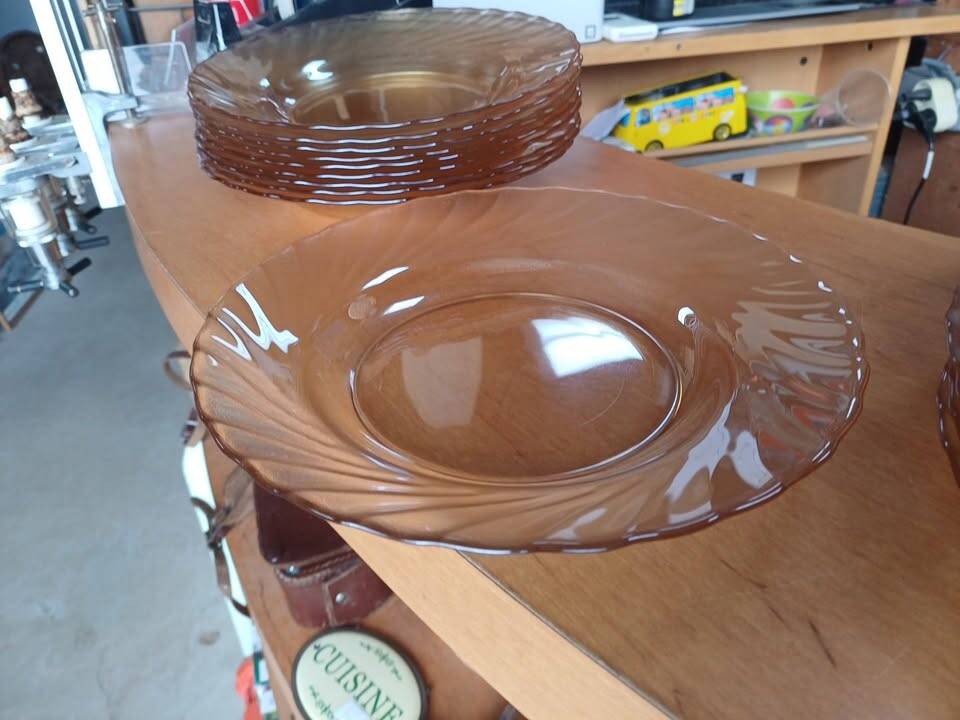 Set of 16 vintage Arcoroc amber plates