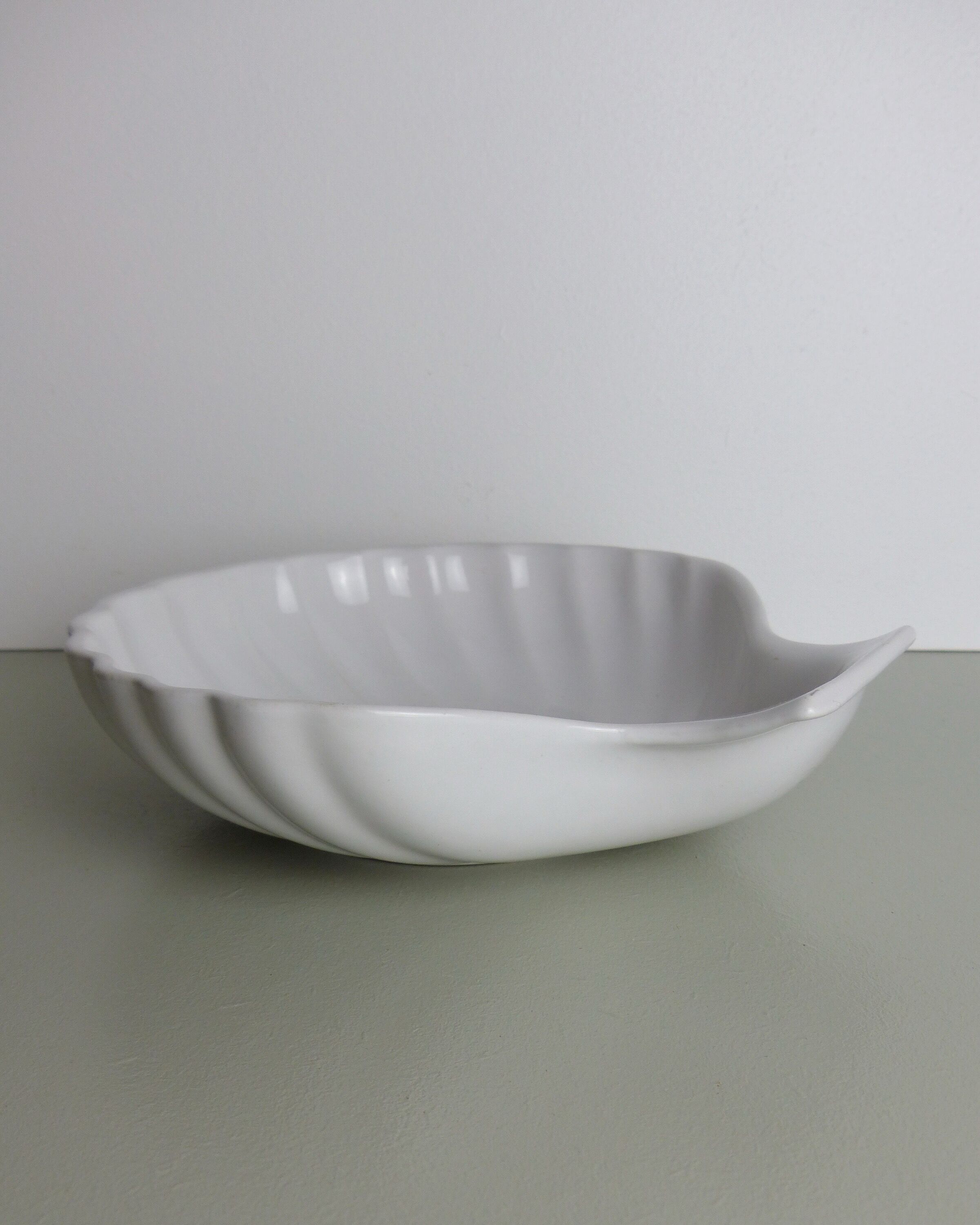 White ceramic shell pocket tray
