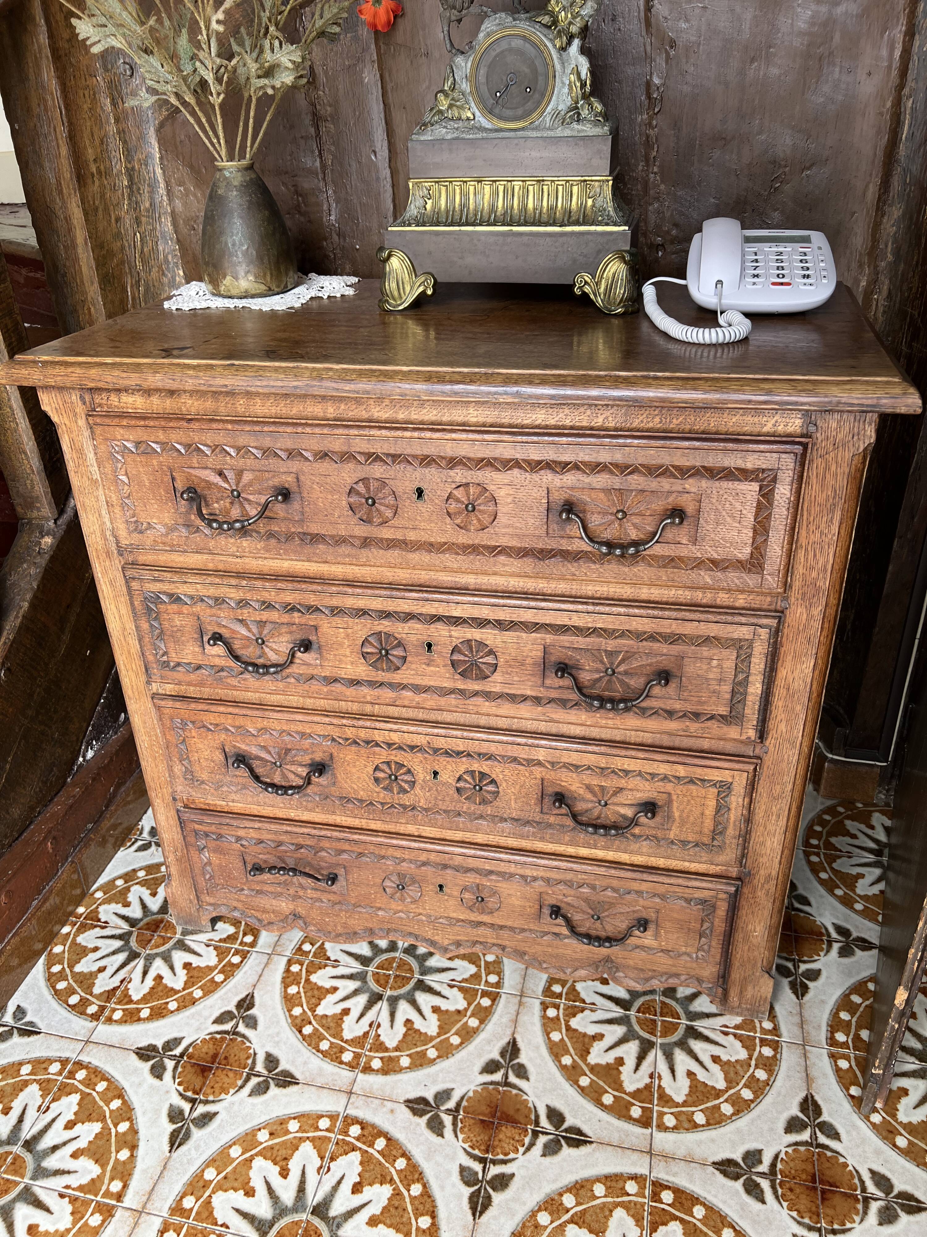 Commode en chêne de style breton 4 tiroirs