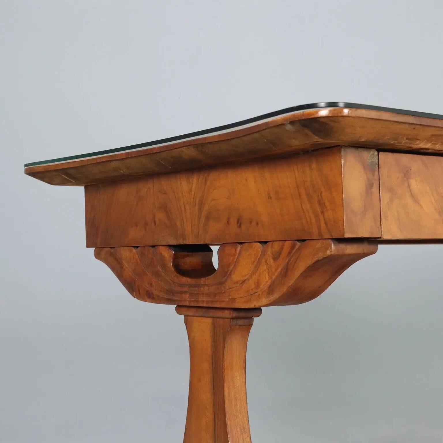 Antique Biedermeier desk in walnut, Austria, mid-19th century.