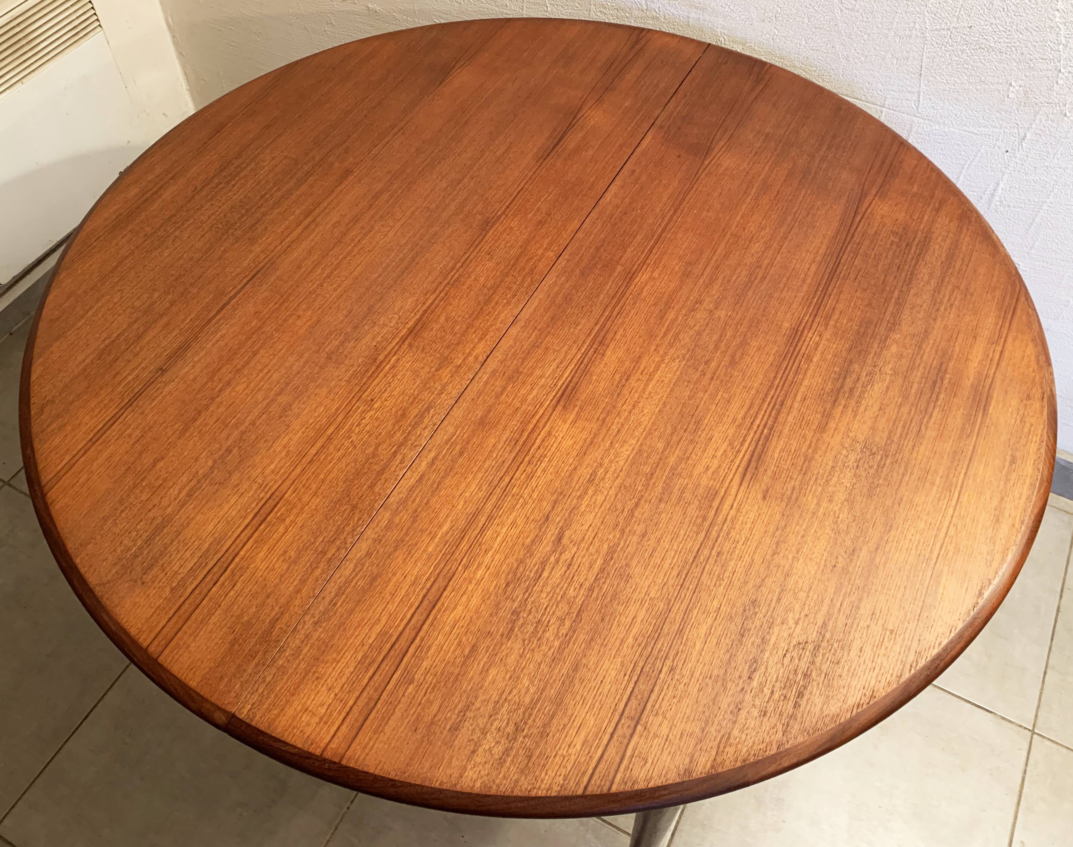 Round dining table with Scandinavian and Danish design in extendable teak from the 60s