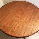 Round dining table with Scandinavian and Danish design in extendable teak from the 60s