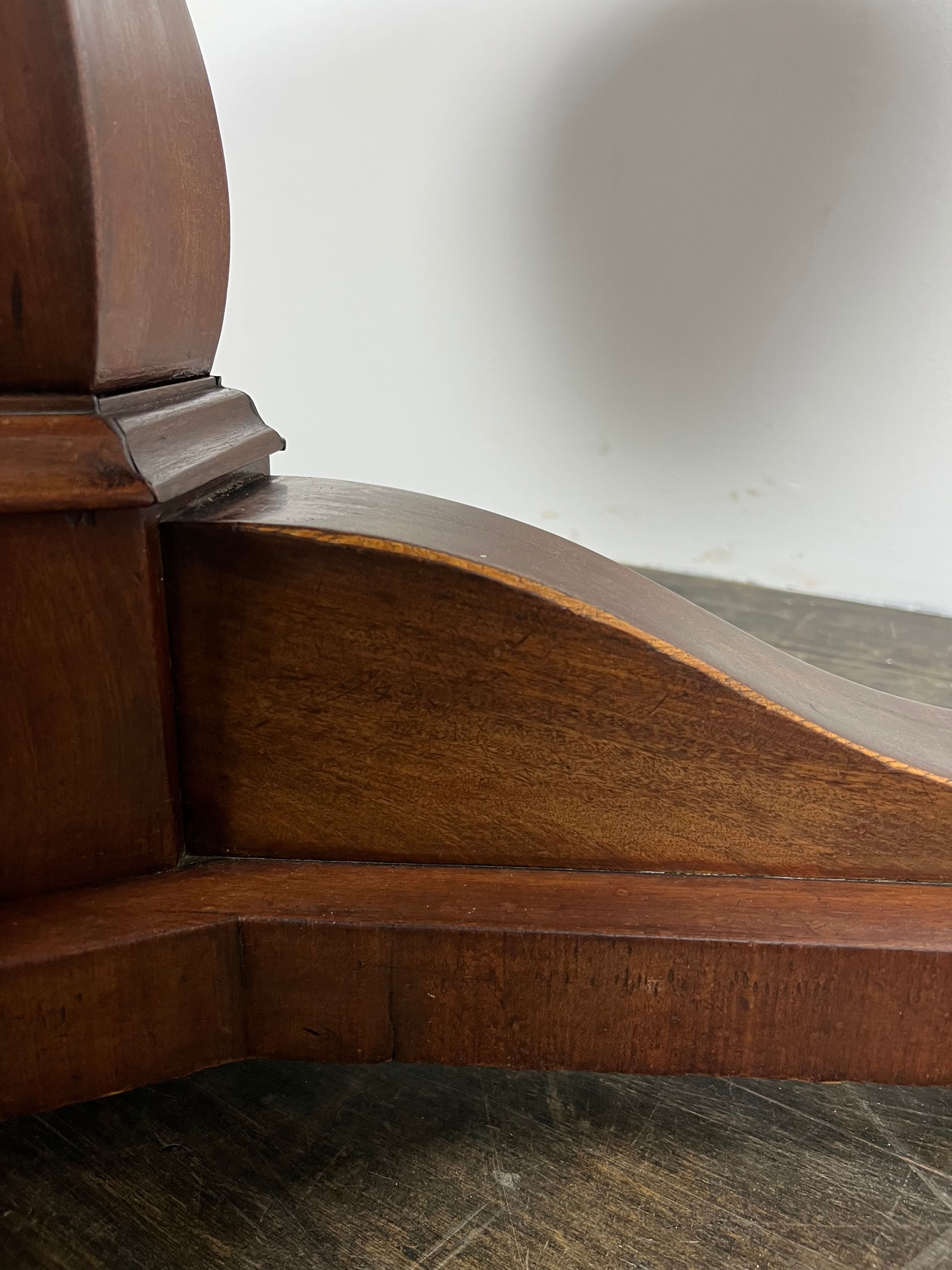 Mahogany center table Biedemeier