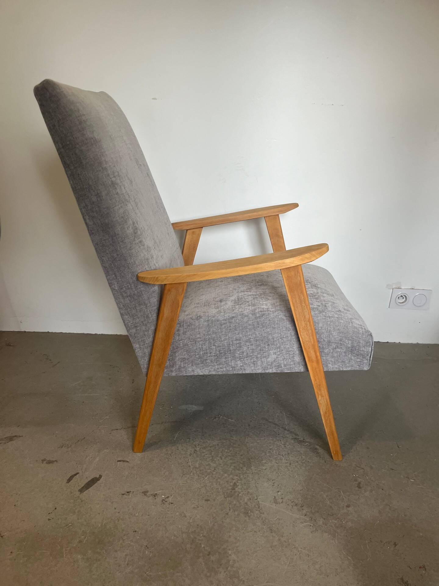 Fauteuil vintage retapissé en gris clair