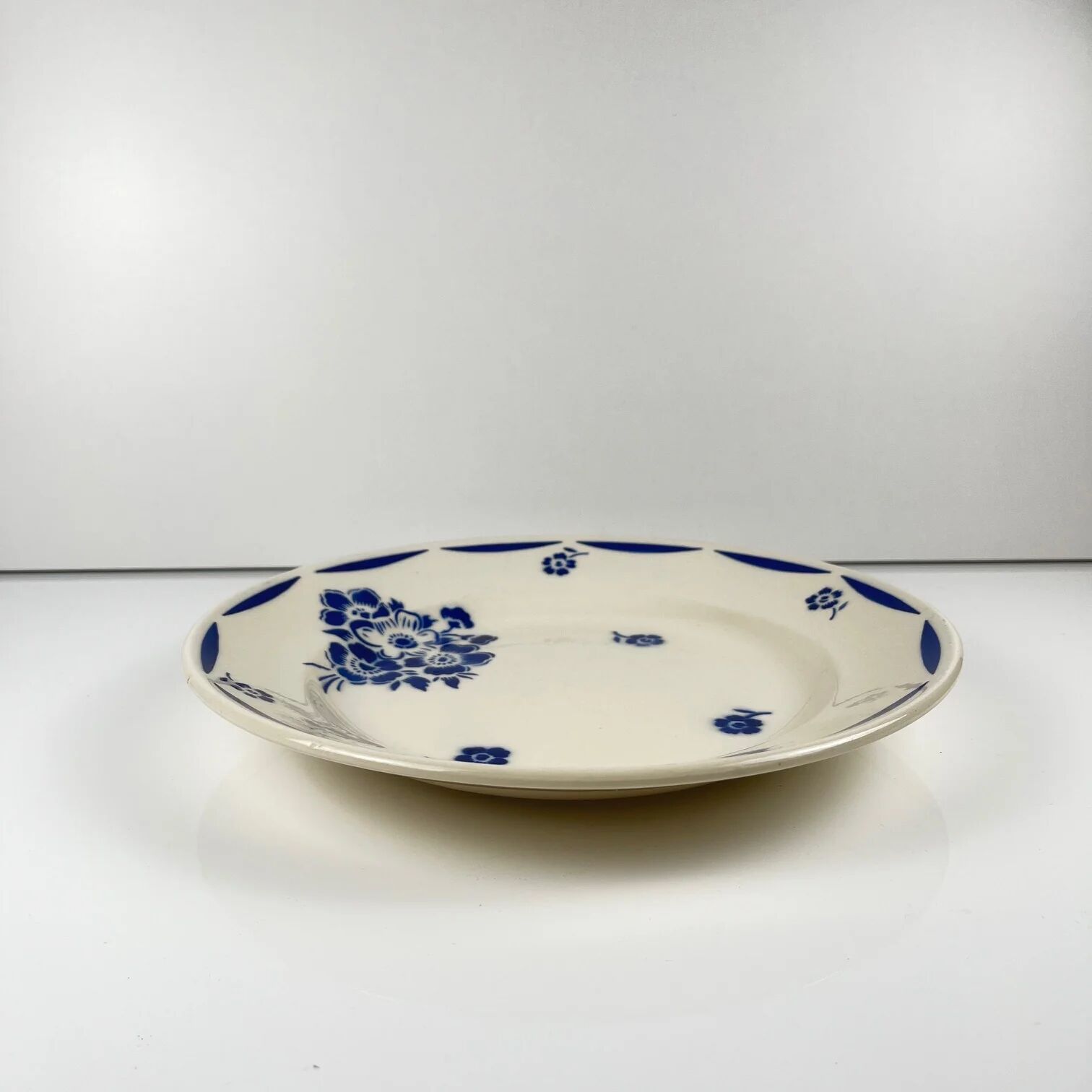 Half-porcelain cake dish Badonviller, blue flower pattern, early 20th century.