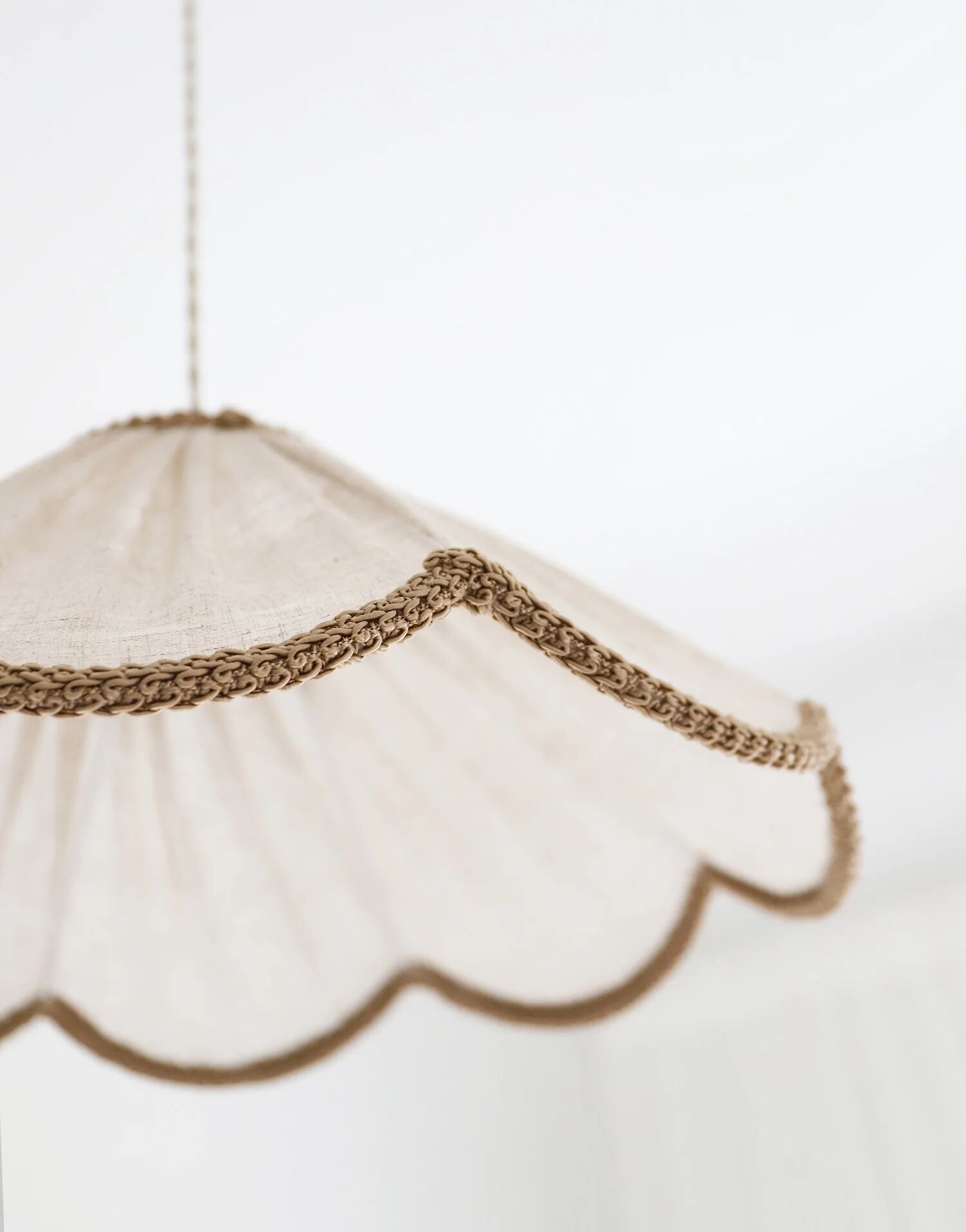 Suspension in a solid floral shape Françoise "classic beige"