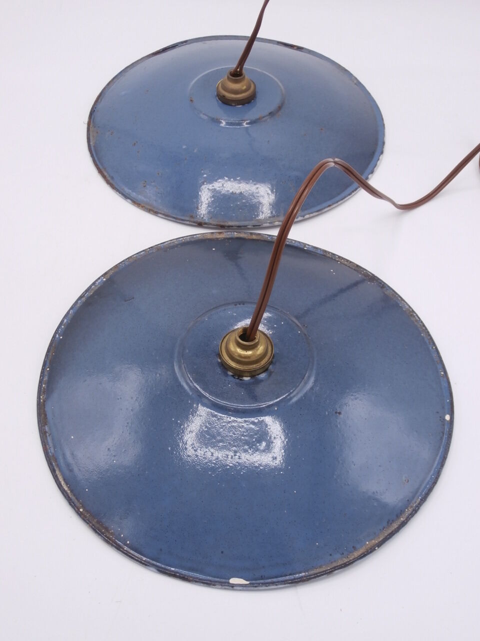 Pair of blue enamelled metal suspensions