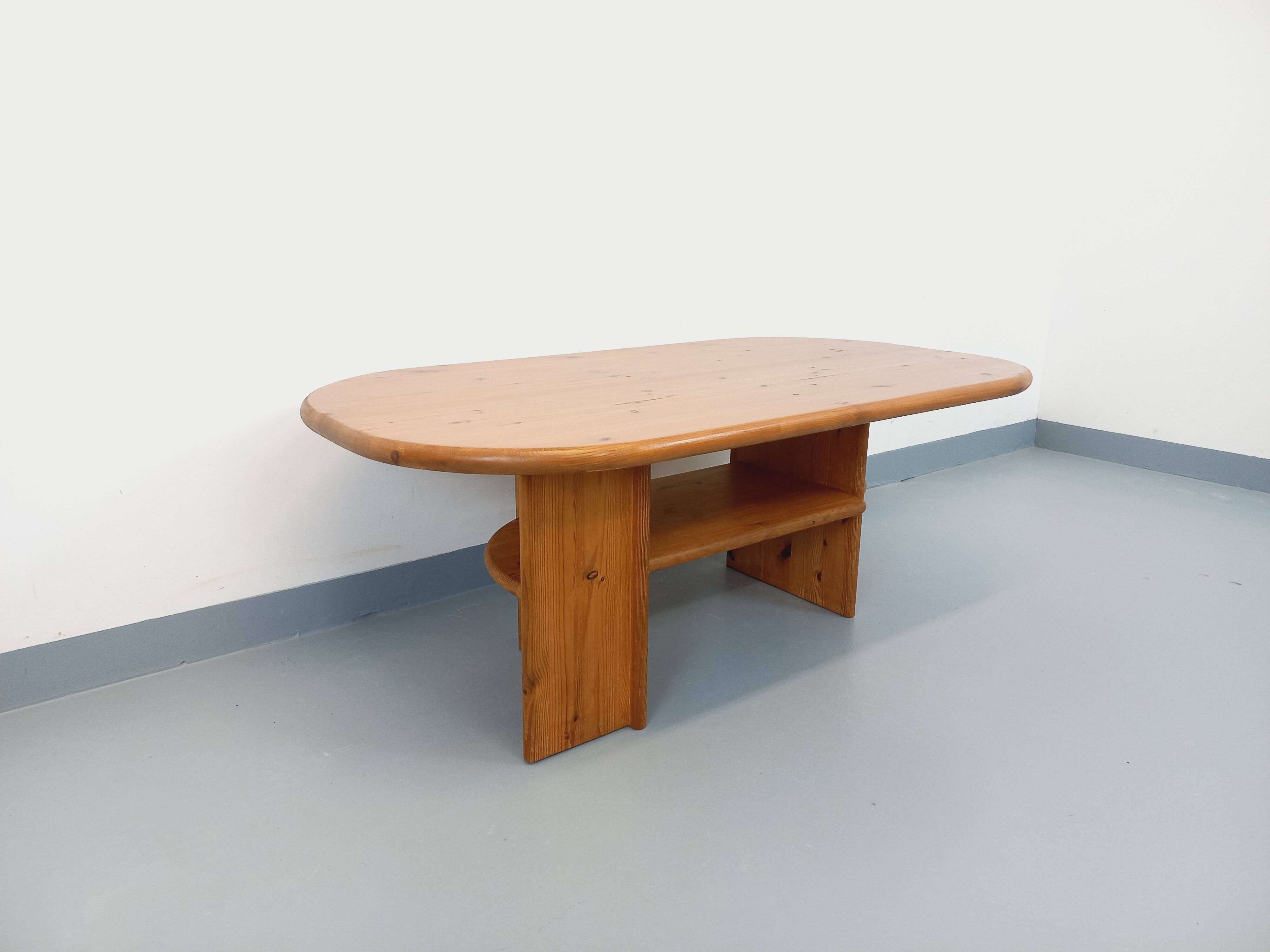 Vintage oval rectangular modernist coffee table in solid pine from the years.