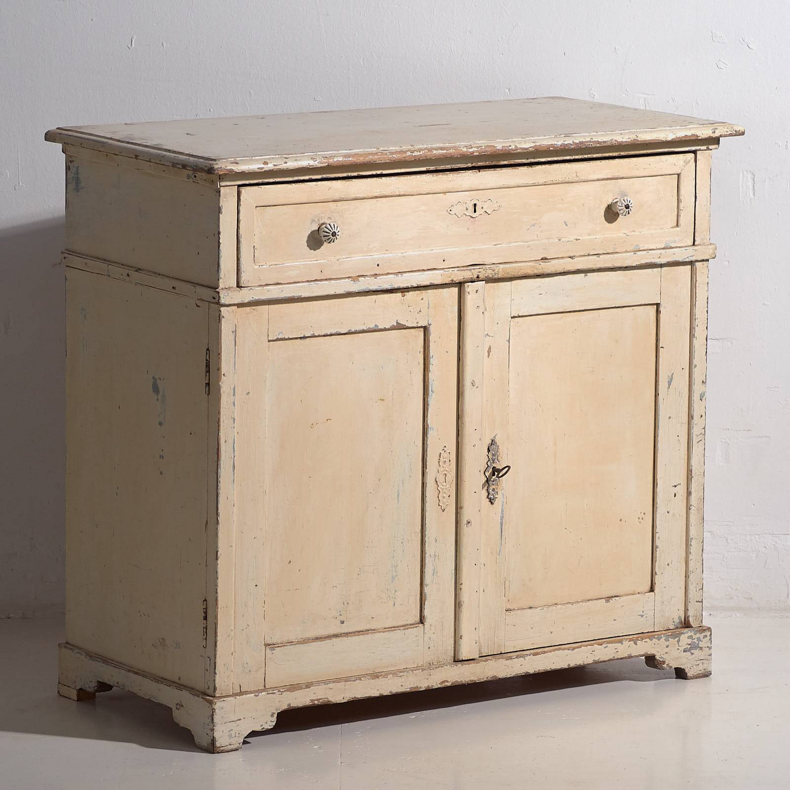 Ancienne commode blanche à deux portes (vers 1920)