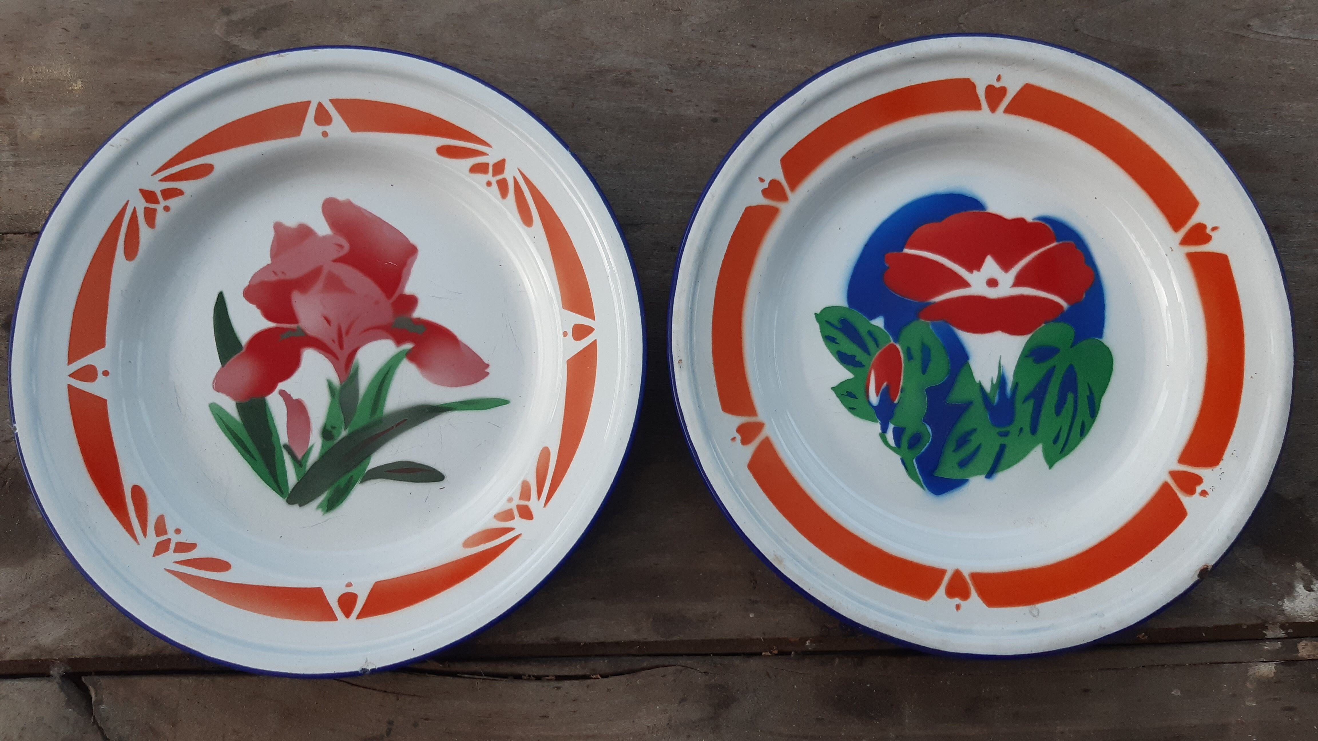 Set of 4 flat plates enamelled sheet metal