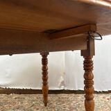 Table ronde à rabats en châtaignier