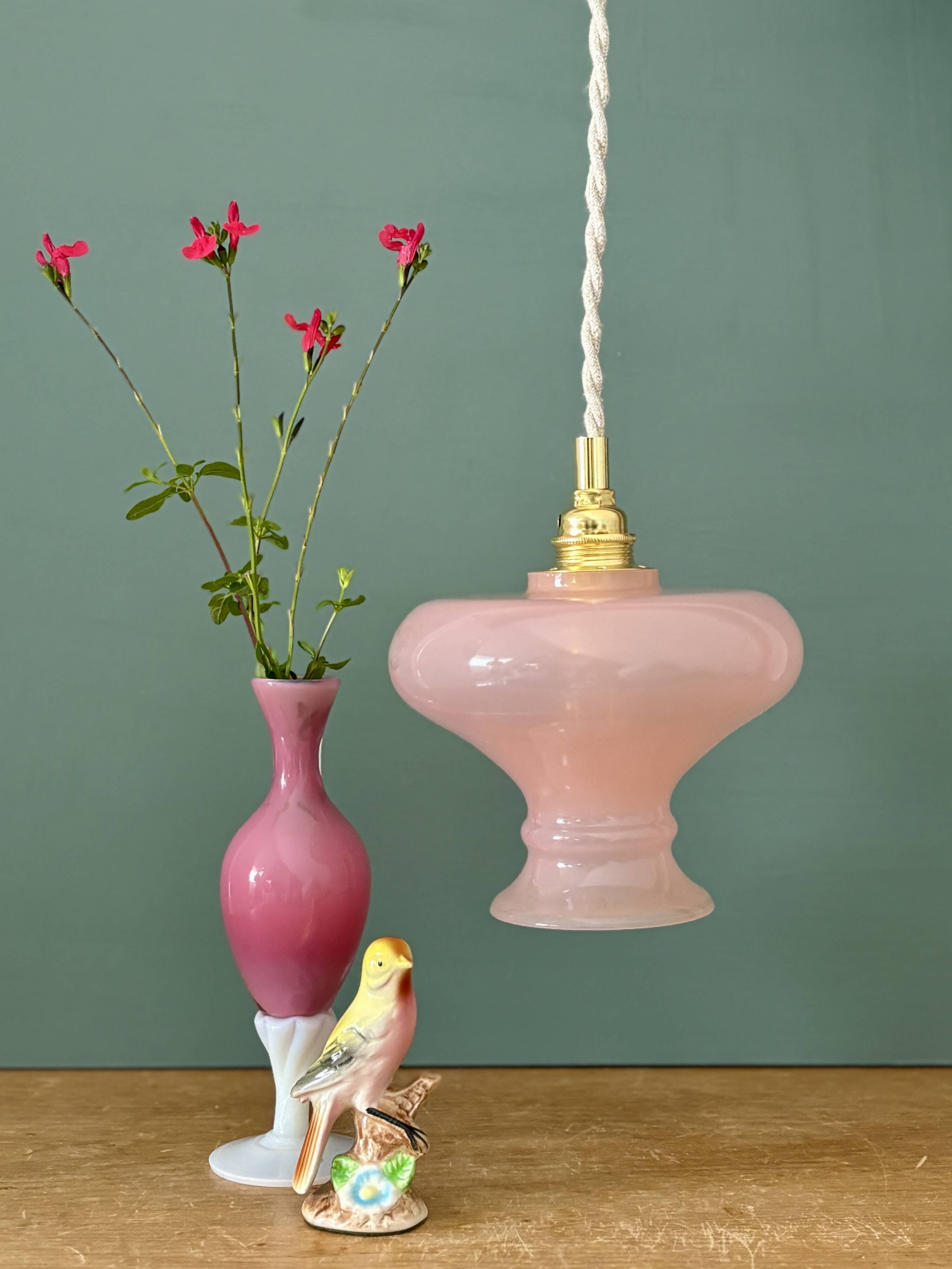 Suspension abat-jour vintage en opaline rose