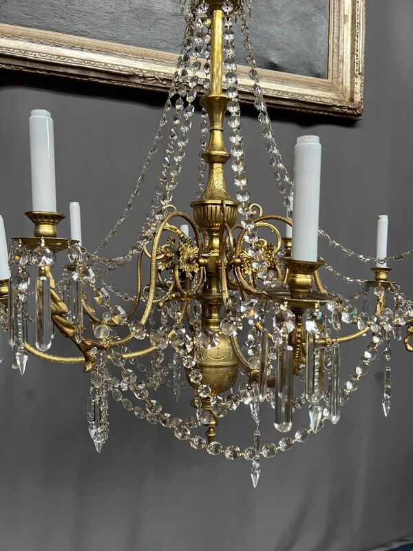 Grand lustre de style rococo. Bronze, cuivre et cristal massif. Nouvelle installation électrique.