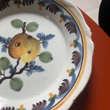 Assiette creuse en faïence ancienne à décor de prune