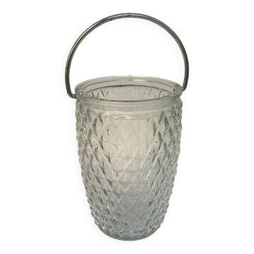 Ice cube or ice bucket