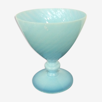 Vase opaline torsadée bleue