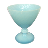 Vase opaline torsadée bleue