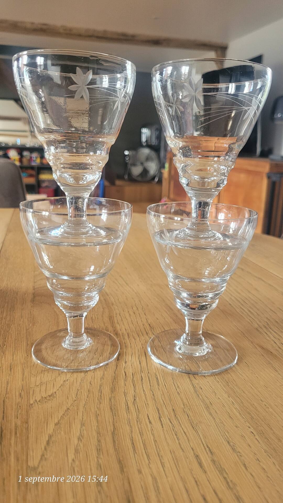 4 verres à pied Art Déco en verre gravé