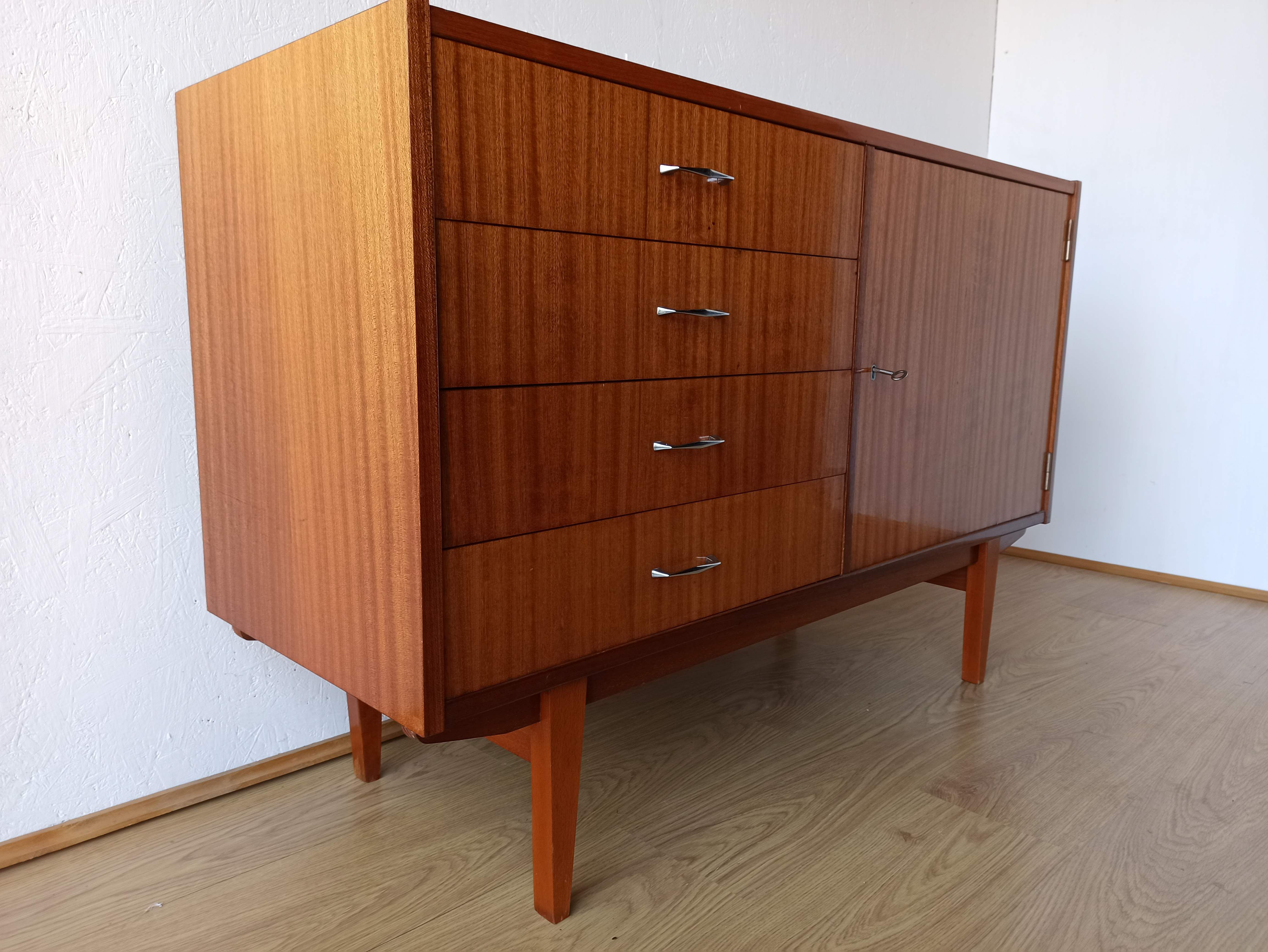 Buffet moderniste des années 1970