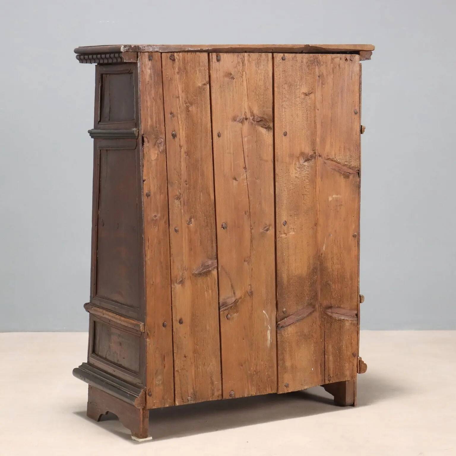 Antique baroque bedside table in walnut, Italy, early 18th century.