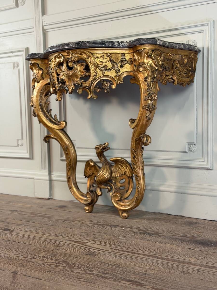 Regency console with a dragon, carved and gilded wood, Paris circa 1720