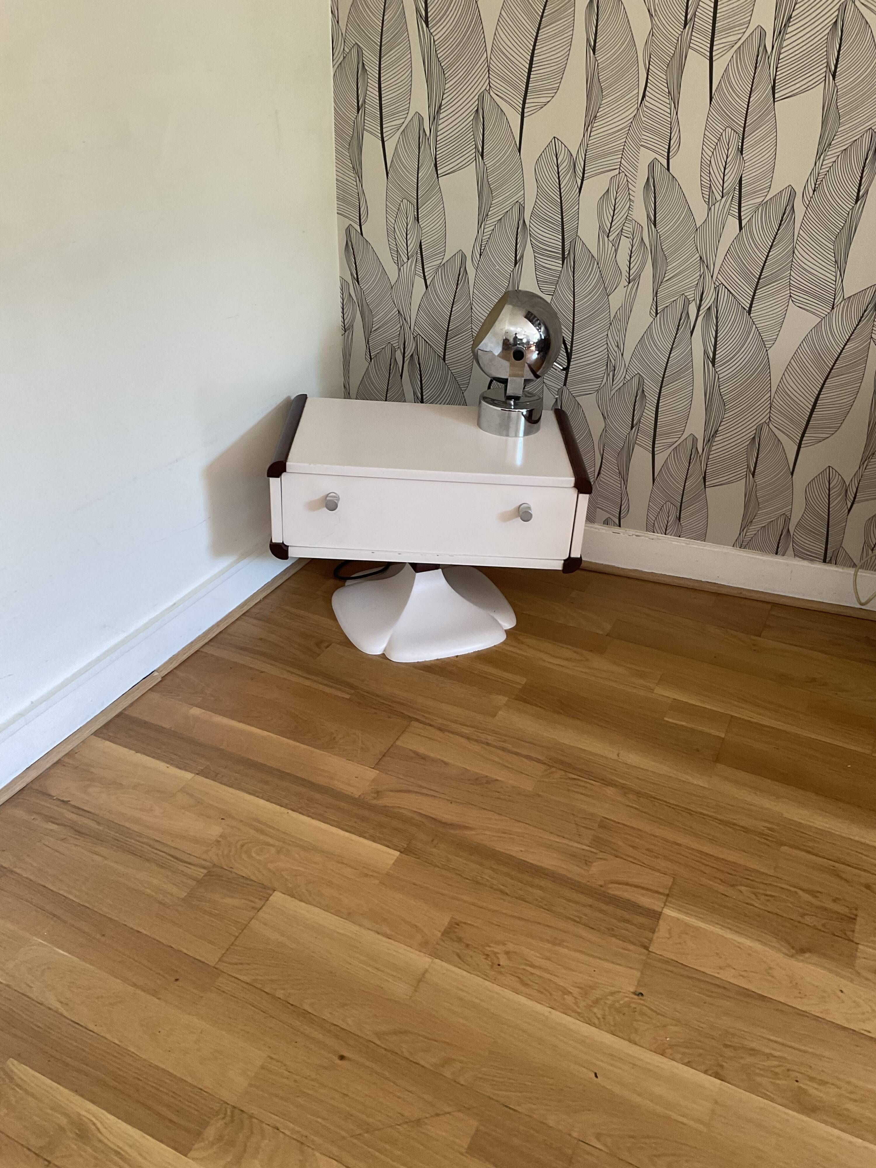 Table appoint pied tulipe