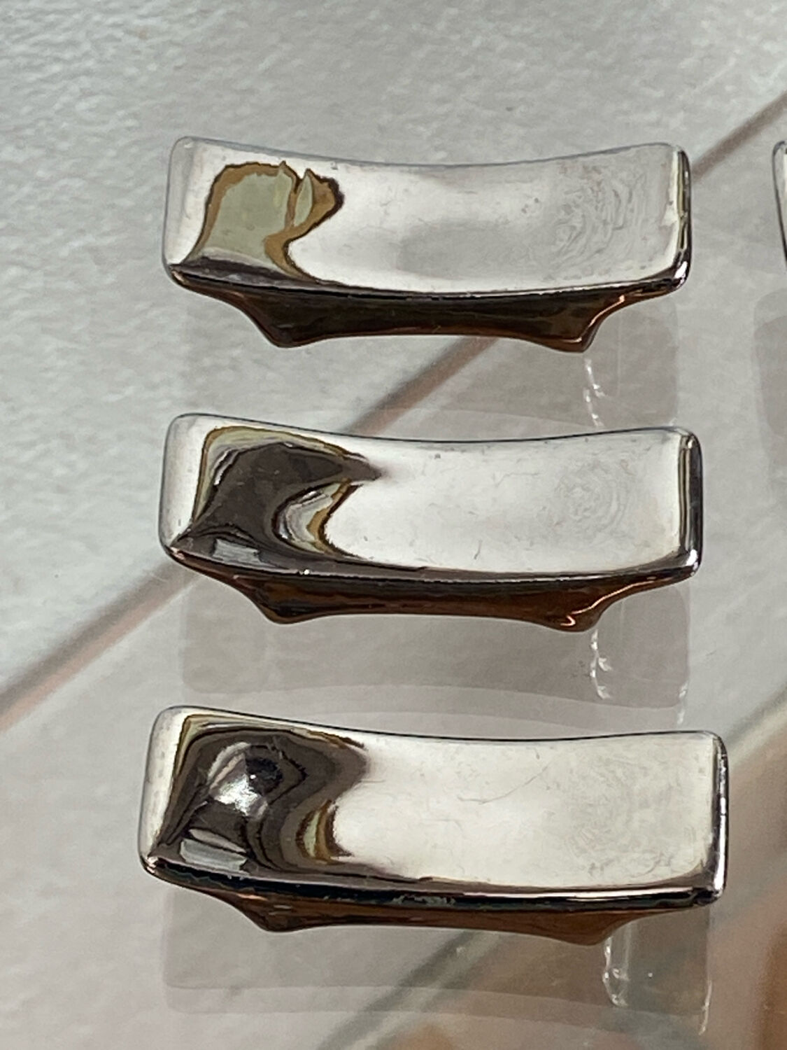 Silver ceramic knife rest