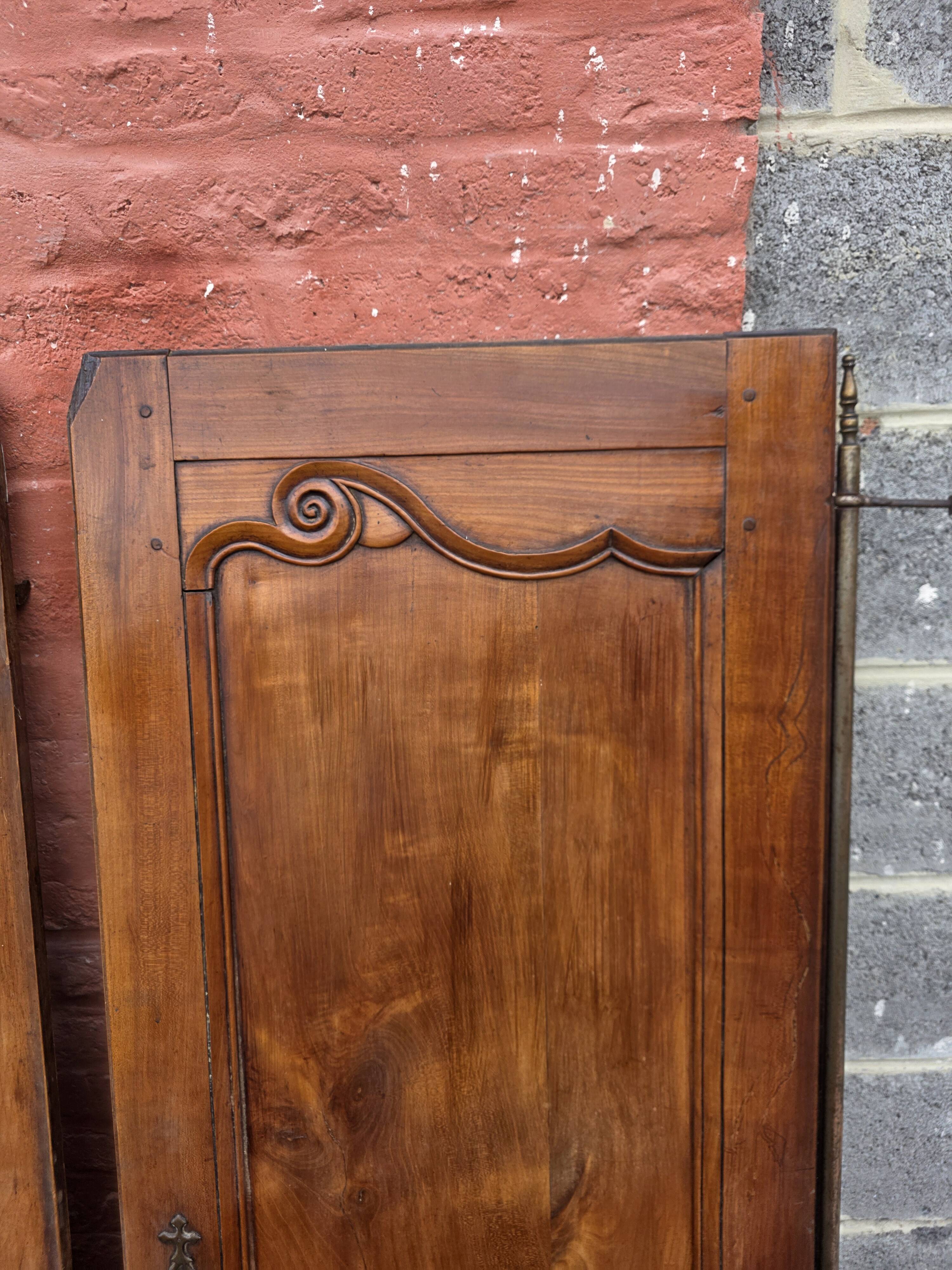 Paire de portes de placard style Louis XV en merisier massif