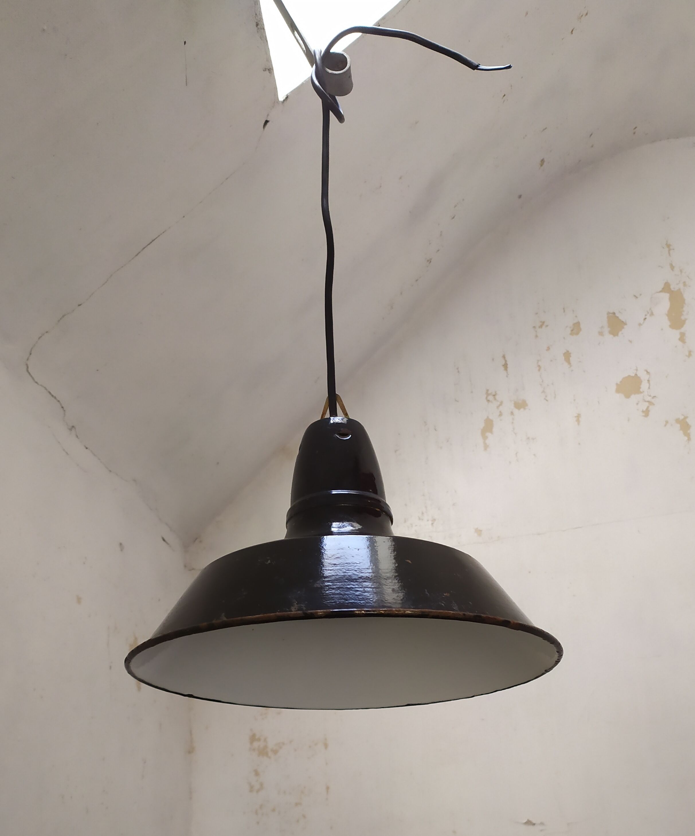 Suspension industrielle en tôle émaillée
