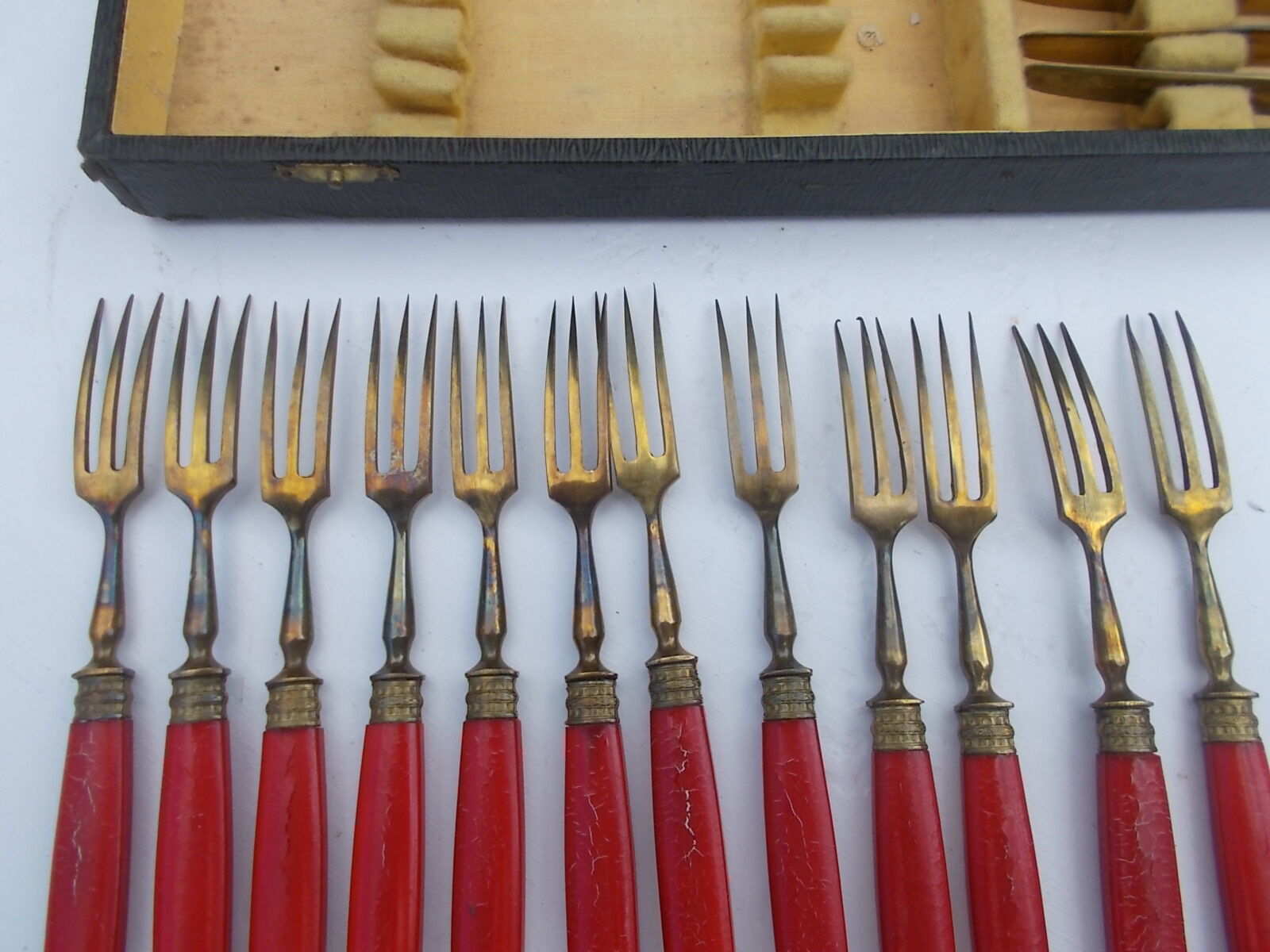 Housewife covered dessert red handle