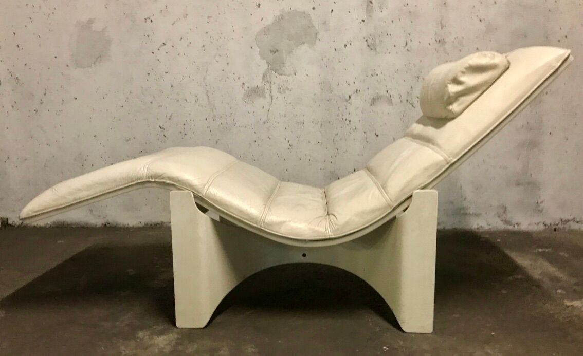 Leather chaise longue