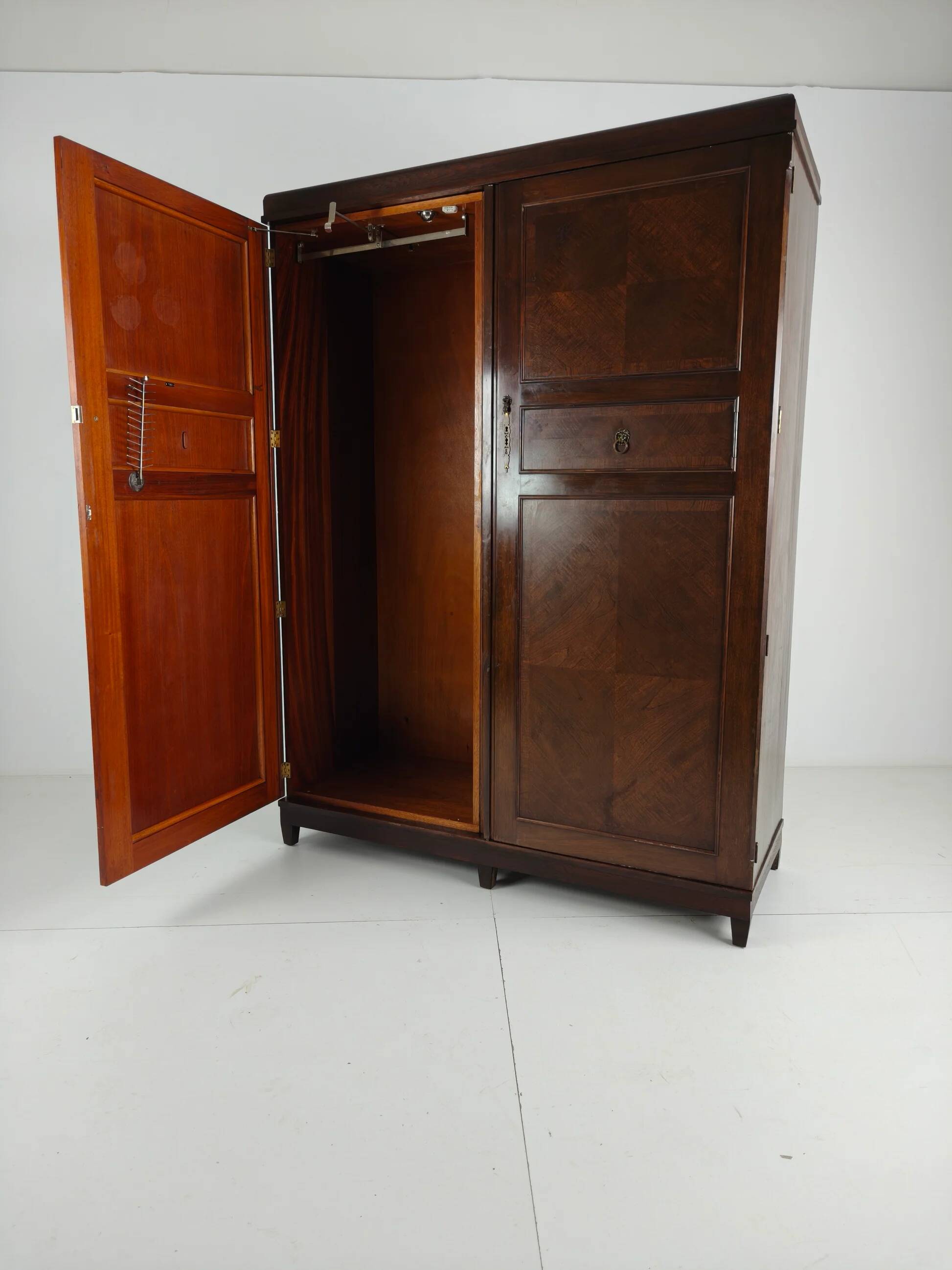 Belle garde-robe pour homme Art déco anglais des années 1920 Compactom Ltd