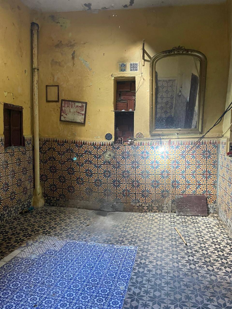 Miroir Louis Philippe ancien doré avec fronton