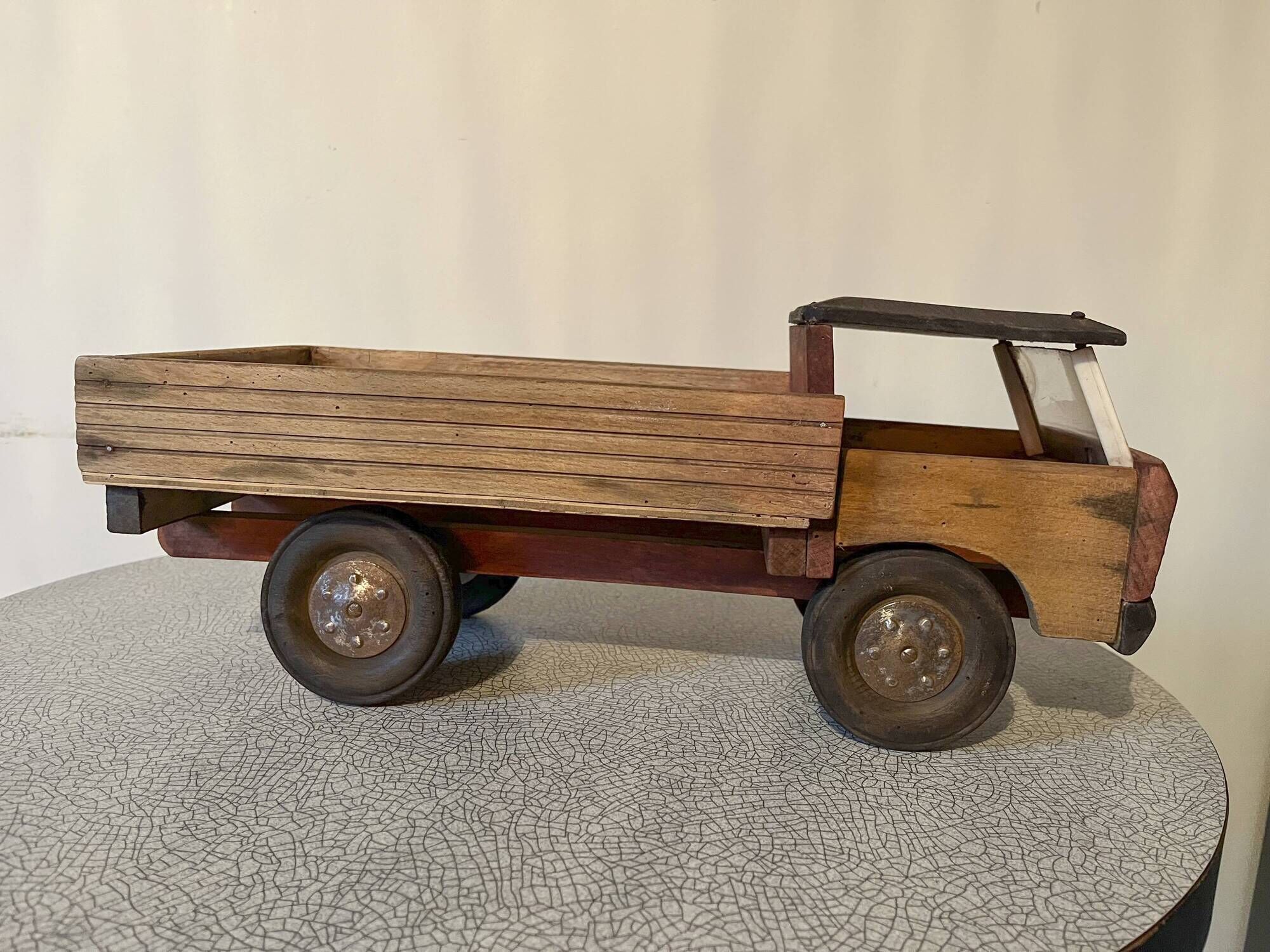 Camion en bois de la marque française Dejou