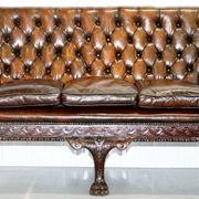 Chesterfield leather canapé in Georgian style with lion paw carved feet.